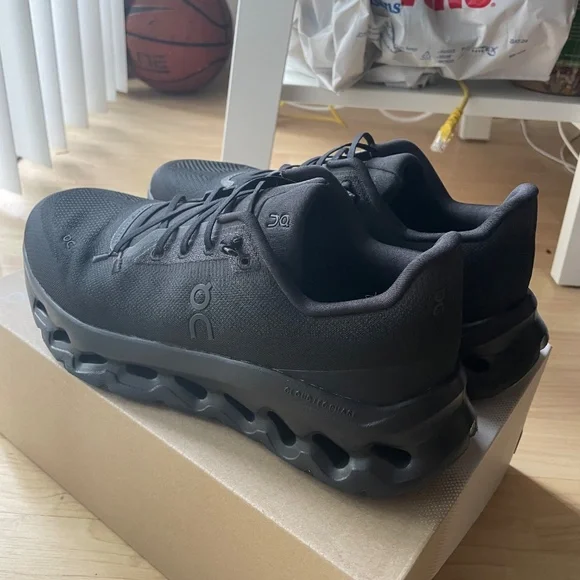 ON CLOUDTILT Shoes size 9